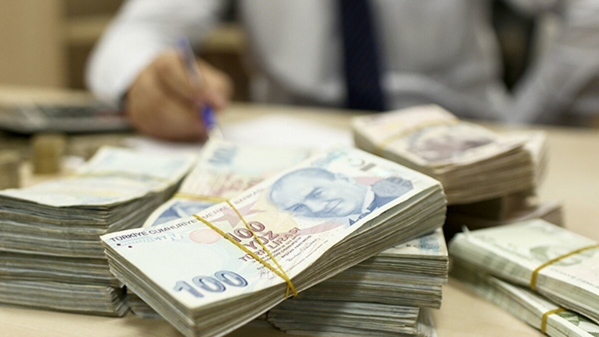 Buna göre Hazine Faiz Destekli Yatırım ve İşletme Kredisi’ni kullanmak isteyen esnaf 1 Ocak 2026’dan itibaren kredinin en az yüzde 33’ünün, 2027’de ise en az yüzde 67’sinin sarf edileceği harcamayı bildirmek ve fatura ile belgelendirmek mecburiyetinde olacak. Amacı dışında veya gerçeğe aykırı beyanlarla kullanıldığının tespit edilmesi hâlinde kredi, hazine faiz desteği uygulamasından çıkılacak. Uygulama ile kredilerin altın, araba ya da ev alımı gibi farklı amaçlarda kullanılmasının önüne geçilmesi hedefleniyor.