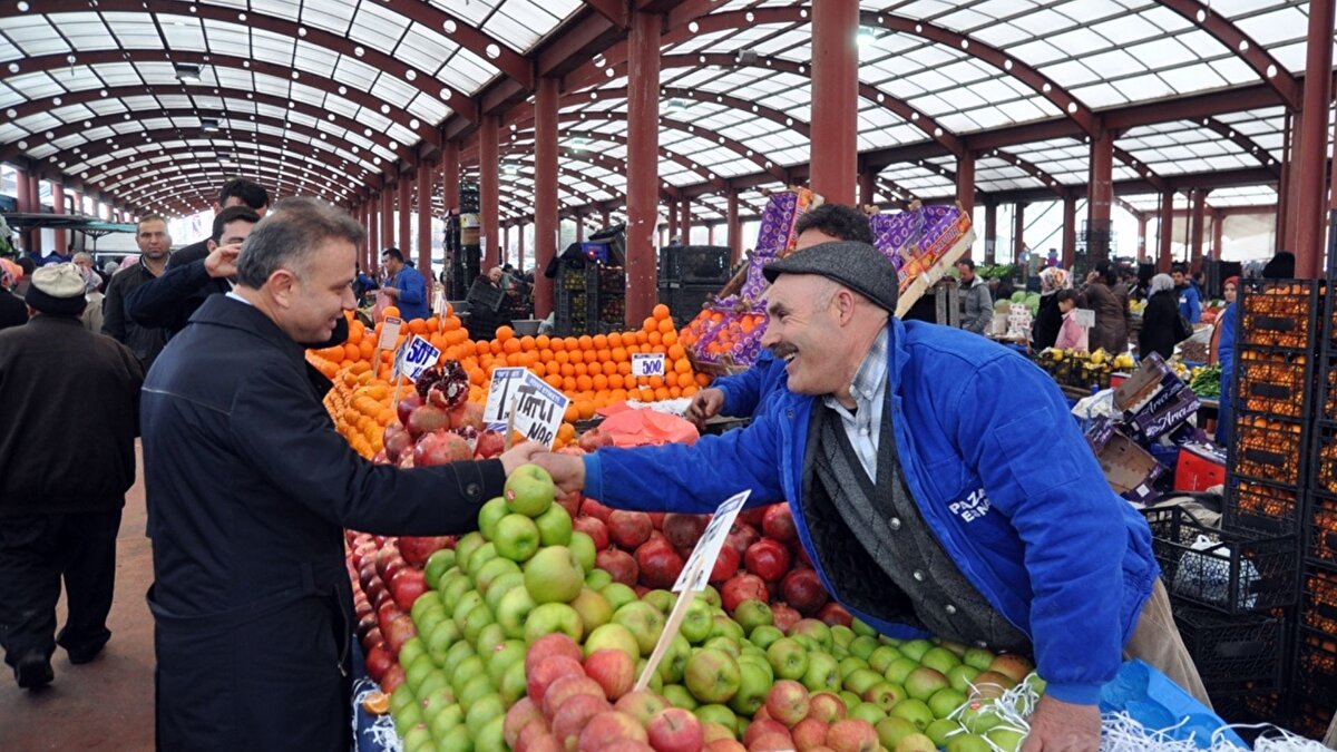 Türkiye Gazetesi'nde yer alan habere göre, suistimallerin önüne geçilmesi için getirilen bu uygulama, iyi niyetli esnafı mağdur etmeye başladı. Bu nedenle AK Parti Yozgat Milletvekili ve Türkiye Esnaf ve Sanatkârlar Kredi ve Kefalet Kooperatifleri Merkez Birliği (TESKOMB) Başkanı Abdulkadir Akgül, uygulamanın ertelenmesi için girişimde bulundu. Meclis Plan ve Bütçe Komisyonunda da gündeme gelen esnaf kredilerine fatura zorunluluğu konusunda Akgül, “Biz bir yıldır, bu konuyu bütün Türkiye’deki esnafa denemeye kalktık, uğraştık, didindik ancak başarı sağlayamadık. Şimdi bu faturayı getirirsek yeni bir sistem geliyor. Esnaf bu faturayı bulamıyor, bulamaz ancak parayla satın alacak. Yeni bir düzen ortaya çıkacak: fatura satın alması. Biz bu fatura düzenine geçersek bu demektir ki esnafın bir tane umut kapısı olan kredi de verilmeyecek, kesinlikle bunu kimse alamayacak” dedi.