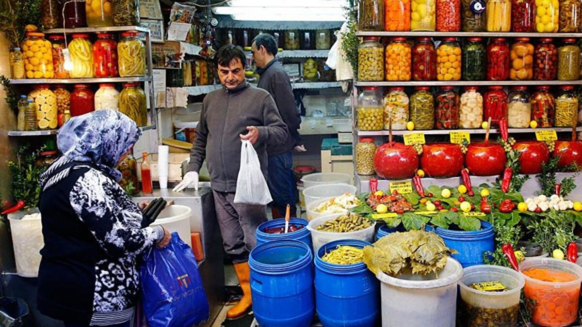 Esnafın kullandığı faiz destekli kredi ile BAĞ-KUR primlerinin ödendiğini ve diğer ihtiyaçların karşılandığını hatırlatan Akgül, kredi kullanımında ‘Borcu yoktur’ zorunluluğu bulunmasının da esnafı zorladığını söyledi. Akgül, “Bu devirde borçsuz esnaf olur mu? Bu konunun da tekrar gözden geçirilmesi gerekiyor. Bu uygulamalar, krediyi veremez hâle getirecek. Primlerinin 9 binden 7 bin güne düşürülmesi için söz verdik ama hâlen 9 bin olarak devam ediyor. Ben esnafın başkanıyım, içlerine giremiyorum artık yani, bu konuda da söz verdik, yapamıyoruz” diye konuştu. Akgül, probleme çözüm bulunması için ekonomi yönetimi nezdinde görüşmelerini sürdüreceğini belirtirken, uygulamanın başlayacağı ocak ayına kadar bir adım atılması beklediklerini kaydetti. AK Parti’nin yanı sıra muhalefet partilerinden de esnaf kredilerinde faturalandırma mecburiyeti uygulamasının kaldırılması yönünde talepler geldi.