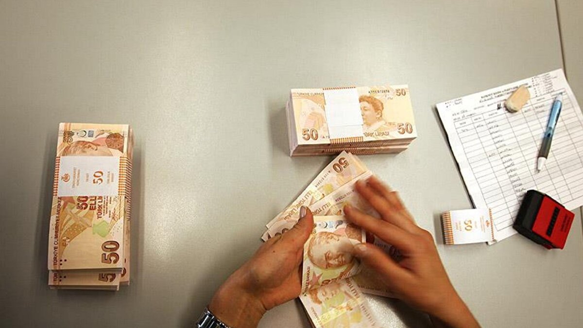 TESK Genel Başkanı Bendevi Palandöken, esnafın basit usule geçiş sürecine hazırlıksız yakalandığını belirtirken enflasyon karşısında esnafın desteklenmesi gerektiğini söyledi. Esnafın ne yapacağını şaşırmış durumda olduğunu belirten Palandöken, “Bir taraftan muhasebe ücretleri, diğer taraftan e-Hacizler ve vergi mevzuatındaki değişiklikler derken esnaf artık iş yapamaz hâle geldi. Hem rakipleriyle mücadele edecek hem ekonomiye katkı koyacak hem de istihdam ve işsizlik alanında önemli sıkıntılar yaşanacak” dedi. Palandöken açıklamasında, uygulamanın yürürlüğe girmesine sadece bir ay kaldığını hatırlatarak, “Mevcut ekonomik şartlar esnafı ciddi şekilde zorluyor. Enflasyonu düşürmenin yolu bu değil. Sayın Maliye Bakanımız, en azından belirli bir süre tanıyarak, mesela bir yıl önceden tedbirlerin alınmasına imkân sağlayabilirdi. Esnaf, bu süreçte söz konusu cihazları nasıl kullanacağını öğrenir, akıllı telefonu olup olmadığını kontrol eder, hazırlığını yapardı. ‘Ben yaptım oldu’ anlayışıyla yapılan düzenlemeler, özellikle vergi alanında, insanları tedirgin ederek piyasalardaki durgunluğun temel sebeplerinden biri hâline geliyor” ifadelerine yer verdi. Enflasyon karşısında esnafın rahat bir nefes almasını sağlayacak tedbirler alınması gerektiğini söyleyen Palandöken, esnafın desteklenmesinin ekonomiye çok daha büyük katkı sağlayacağını belirtti. Palandöken, “Aksi hâlde bu insanlar, 250 ile 300 bin arasında iş yerini kapatmak zorunda kalacak” diye konuştu.