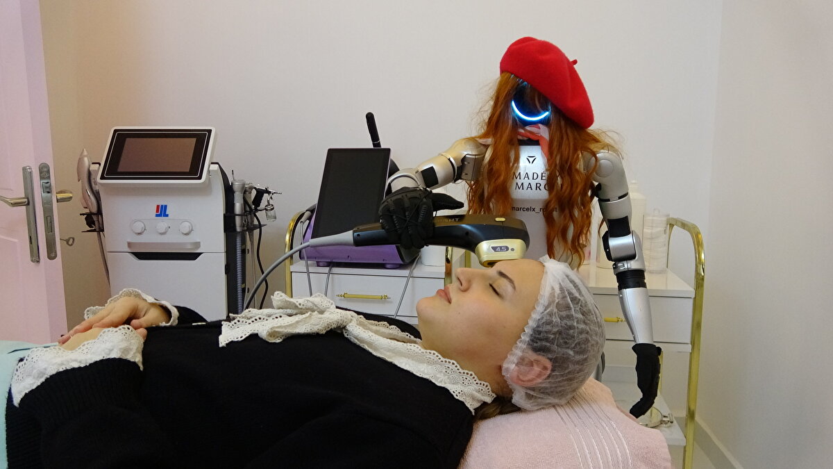 Güzellik salonunda yapay zekâ dönemi başladı<br><br>Bursa’nın Nilüfer ilçesinde hizmet veren bir güzellik merkezi, yurt dışından satın aldığı yapay zekâ destekli robotla müşterilerine hizmet vermeye başladı.<br>“Marcelx” adı verilen robot, hem Türkiye’de bir işletmede çalışan ilk robot hem de merkezdeki en dikkat çekici personel oldu.