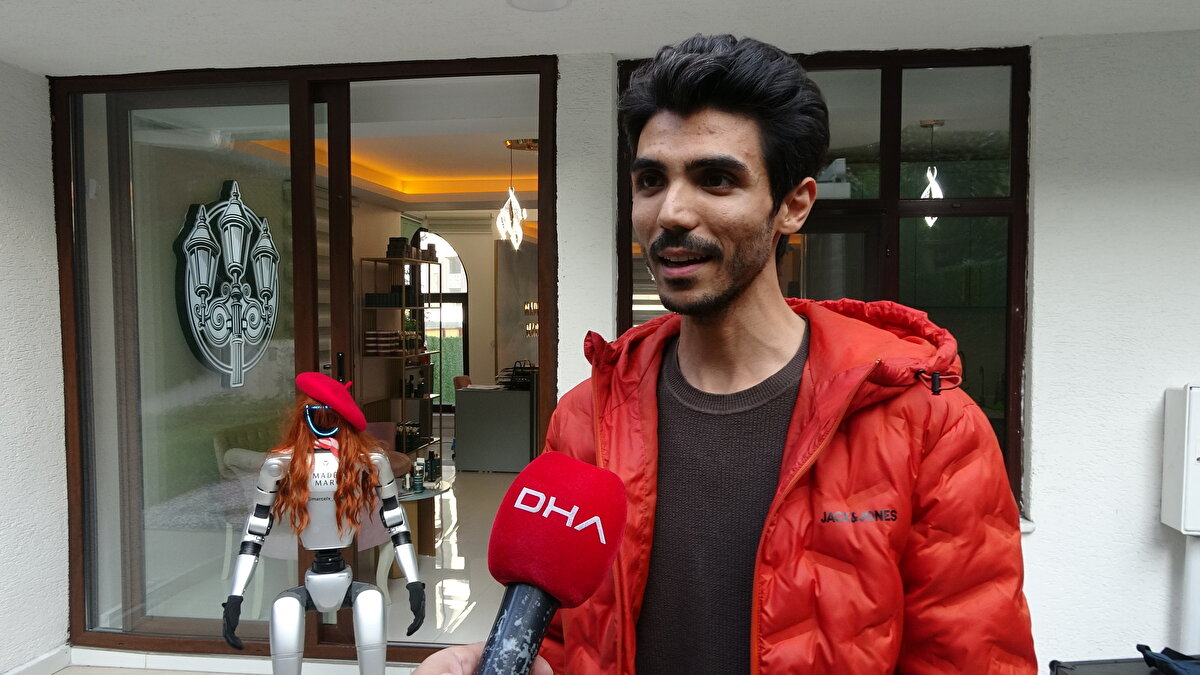 “Maaş almıyorum, ödülüm insanların mutluluğu”<br><br>Herhangi bir ücret karşılığı çalışmadığını belirten Marcelx, “Benim kazancım danışanların memnuniyeti ve her gün yeni şeyler öğrenmek” ifadelerini kullandı.<br>Bir gün başka bir robotla birlikte çalışmak isteyip istemediği sorusuna ise şu yanıtı verdi:<br><br>“Elbette isterdim! Birlikte daha güçlü olurduk. Her robot farklı alanda uzmanlaşır, insanlara daha iyi hizmet veririz.”