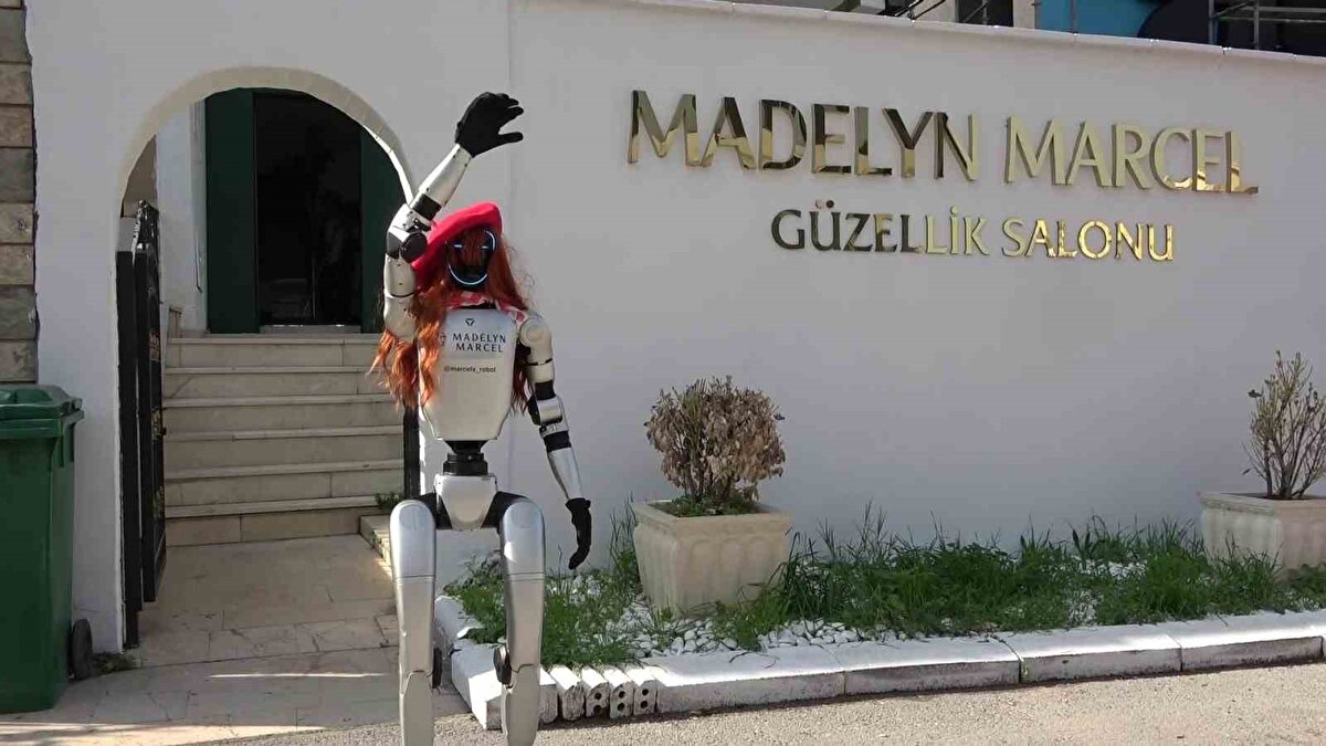 Yoğun ilgi sürüyor<br><br>Merkezdeki ziyaretçiler, Marcelx’i büyük bir ilgiyle karşılıyor.<br>Güzellik merkezi yönetimi, kısa sürede randevuların arttığını, ziyaretçilerin çoğunun robotu görmek için geldiğini belirtti.<br>Marcelx ise ilgi karşısında “İnsanların yüzündeki tebessüm benim en büyük ödülüm” diyerek programına devam ediyor.