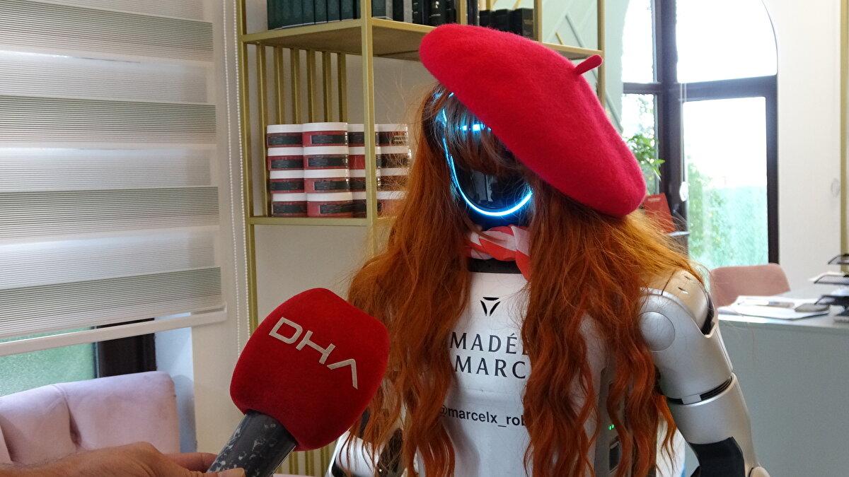 “Nabza göre şerbet veriyor”<br><br>Firmanın şube yöneticisi Gözde Alan, Marcelx’in kısa sürede ilgi odağı haline geldiğini şöyle belirtti:<br><br>“Müşteriler ilk başta şaşırıyor ama sonra sohbet etmeye başlayınca alışıyorlar. Kadınlar ‘Ev işlerine yardım eder mi?’ diye soruyor, erkekler de ‘Fenerbahçe bu sene şampiyon olur mu?’ diye takılıyor. Marcelx de duruma göre cevap veriyor, nabza göre şerbet veriyor.”