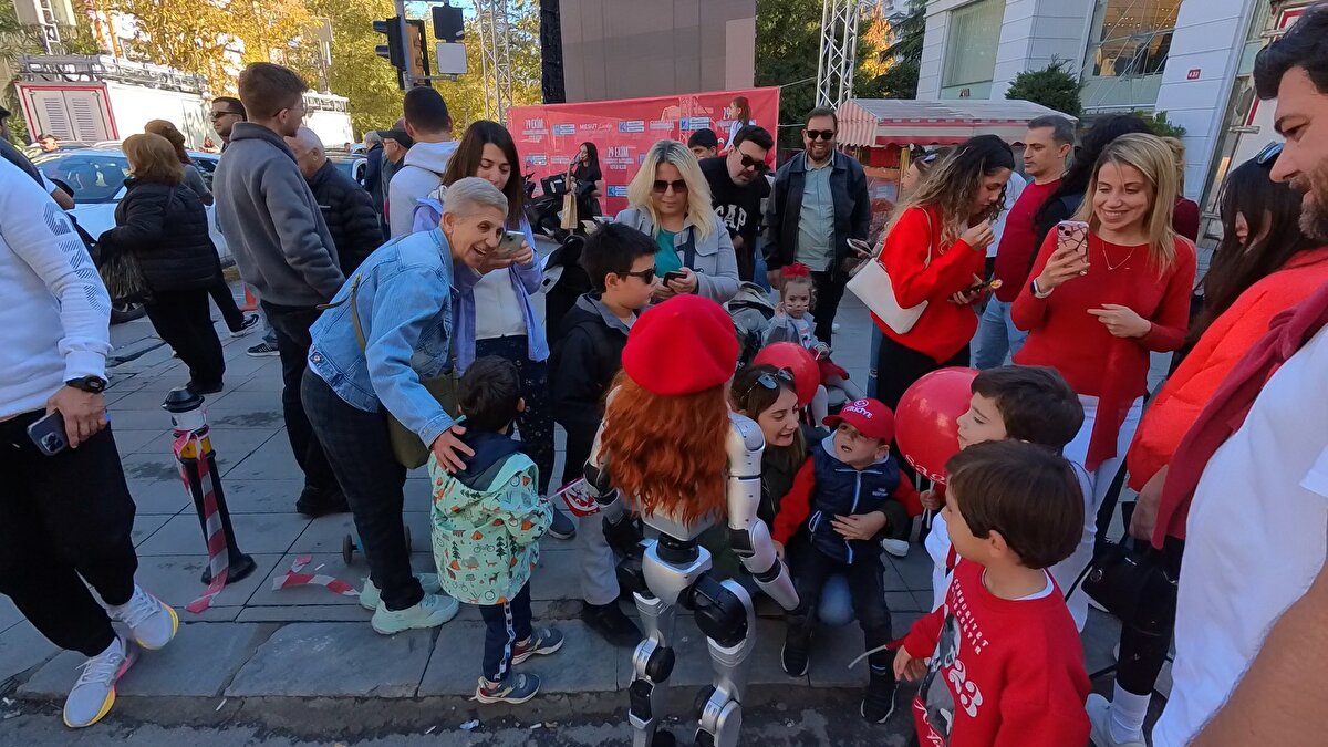 Müşterileri karşılıyor, cilt analizi yapıyor<br><br>Robot Marcelx, yapay zekâ destekli konuşma sistemiyle müşterileri karşılıyor, cilt analizi yapıyor, kişiye özel bakım önerileri sunuyor ve randevuları yönetiyor.<br>Kendisini “markanın dijital elçisi” olarak tanıtan Marcelx, “Güzelliği teknolojiyle bir araya getiriyorum. Danışanları karşılamaktan ürün bilgisine kadar birçok konuda yardımcı oluyorum. AI destekli cilt analizleriyle kişiye özel yol haritaları çıkarıyorum” dedi.