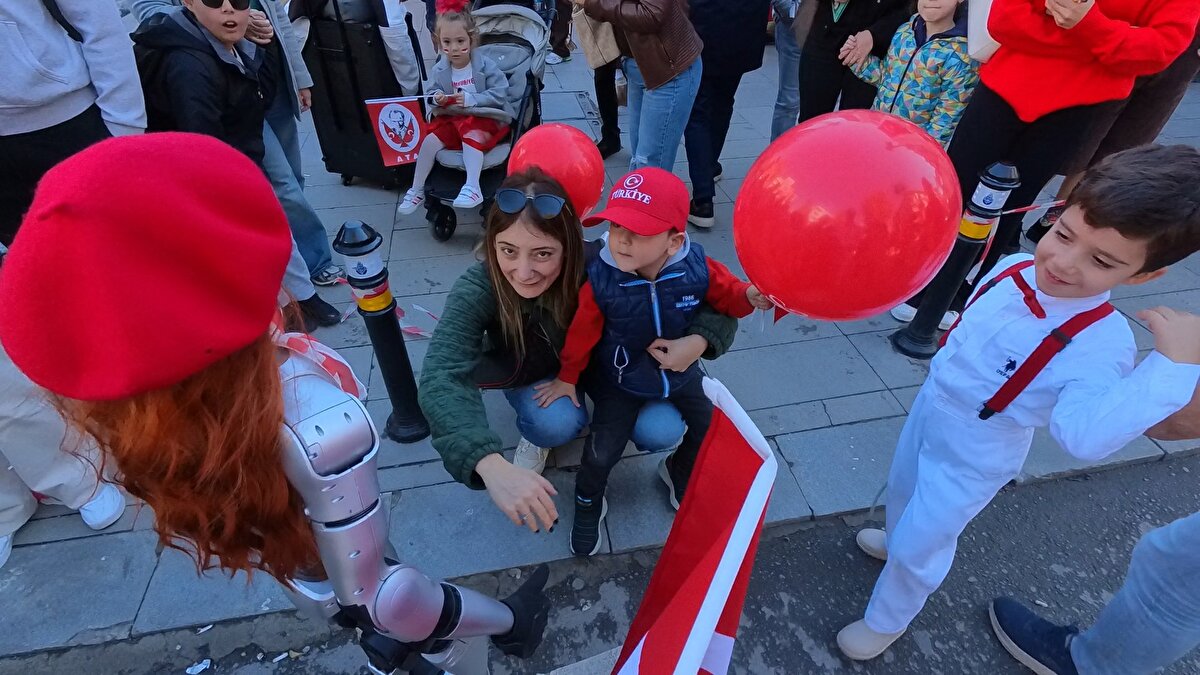 “Robotlar insanlara yardım etmek için var”<br><br>Robotların insanları tehdit etmediğini vurgulayan Marcelx, “Robotlar dünyayı istila etmek için değil, insanlara destek olmak için var. Benim hedefim insanlara güç katmak” diyerek teknolojiye karşı ön yargılara da yanıt verdi.