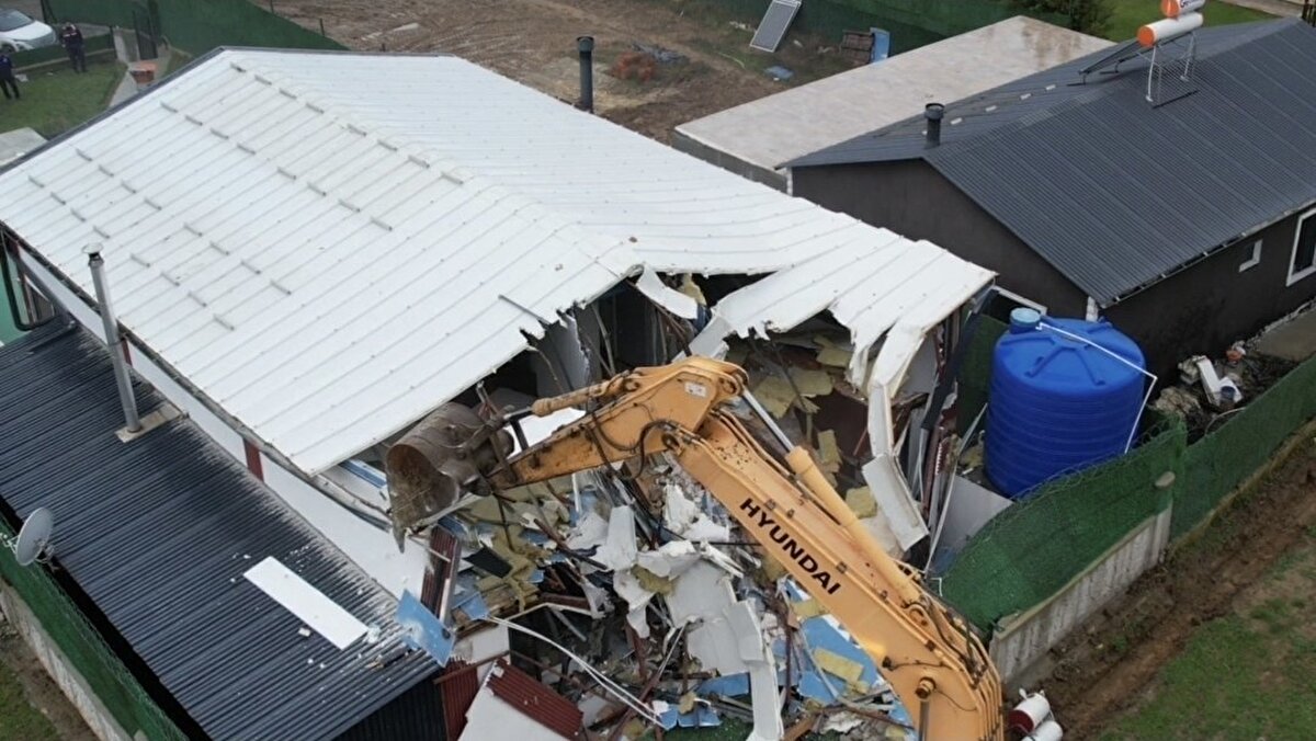 Mehmet Şerif Tanrıkulu’nun 27 yaşındaki Sinem Çeşim’i bıçaklayarak öldürdüğü villa, kaçak olduğu için yıkıldı. 