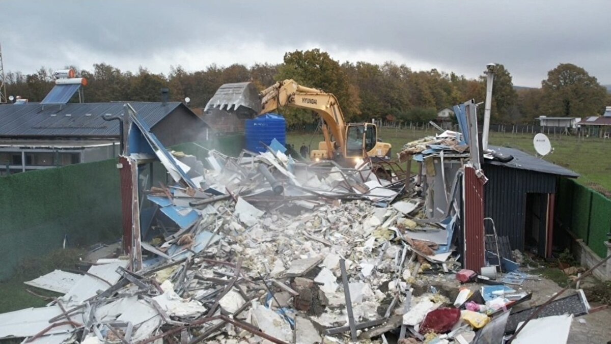 Olayın ardından şüphelinin villadan kaçtığı anlar güvenlik kameralarına yansımış ve yakalanması için çalışma başlatılmıştı. Çatalca Jandarma Komutanlığı'na bağlı Jandarma Suç Araştırma Timi(JASAT) cinayetin ardından kaçan katil zanlısı Mehmet Şerif Tanrıkulu'nu yakalamak için 7 aydır çalışmalarını sürdürüyor. 