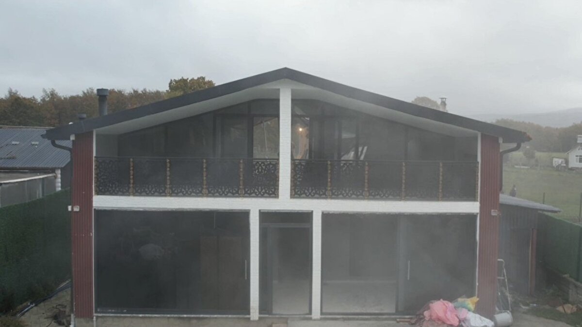 Olay, 9 Nisan Çarşamba günü saat 14.00 sıralarında Binkılıç'ta bulunan villada meydana geldi. Edinilen bilgiye göre; Sinem Çeşim, buluştuğu erkek arkadaşı Mehmet Şerif Tanrıkulu'na ayrılmak istediğini söyleyince aralarında tartışma çıktı. Bunun üzerine şüpheli Tanrıkulu, Çeşim'i bıçakladı. <br>