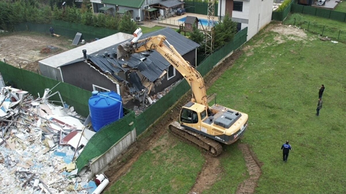 Olayı görenlerin ihbarı üzerine bölgeye jandarma ve sağlık ekipleri sevk edilirken, bıçaklı saldırgan olay yerinden kaçtı. 