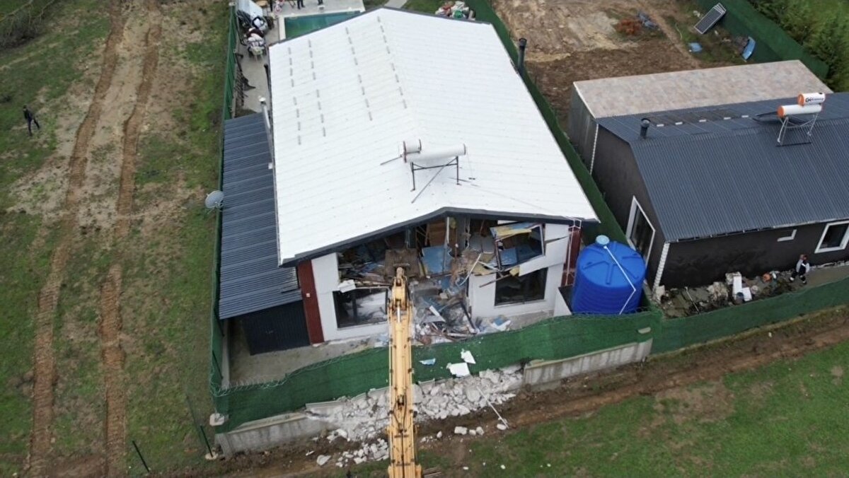 Çatalca'da 7 ay önce Sinem Çeşim'i (27) bıçaklayarak öldürdüğü belirlenen Mehmet Şerif Tanrıkulu'nu yakalama çalışmaları sürerken, cinayetin işlendiği villa kaçak yapı olduğunun tespitinin ardından yıkıldı. Yıkım çalışmaları havadan görüntülendi.