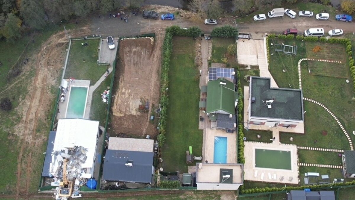 Cinayetin işlendiği villanın kaçak olduğunun belirlenmesi üzerine belediye ekipleri çalışma başlattı. Villada yapılan incelemelerin ardından yıkım kararı çıktı. Dün saat 10.30 sıralarında jandarma ve zabıta eşliğinde olay yerine gelen ekipler, yıkımı gerçekleştirdi. Ayrıca cinayetin işlendiği villanın yanında bulunan ve kaçak olduğu tespit edilen 3 villa daha yıkıldı.<br>