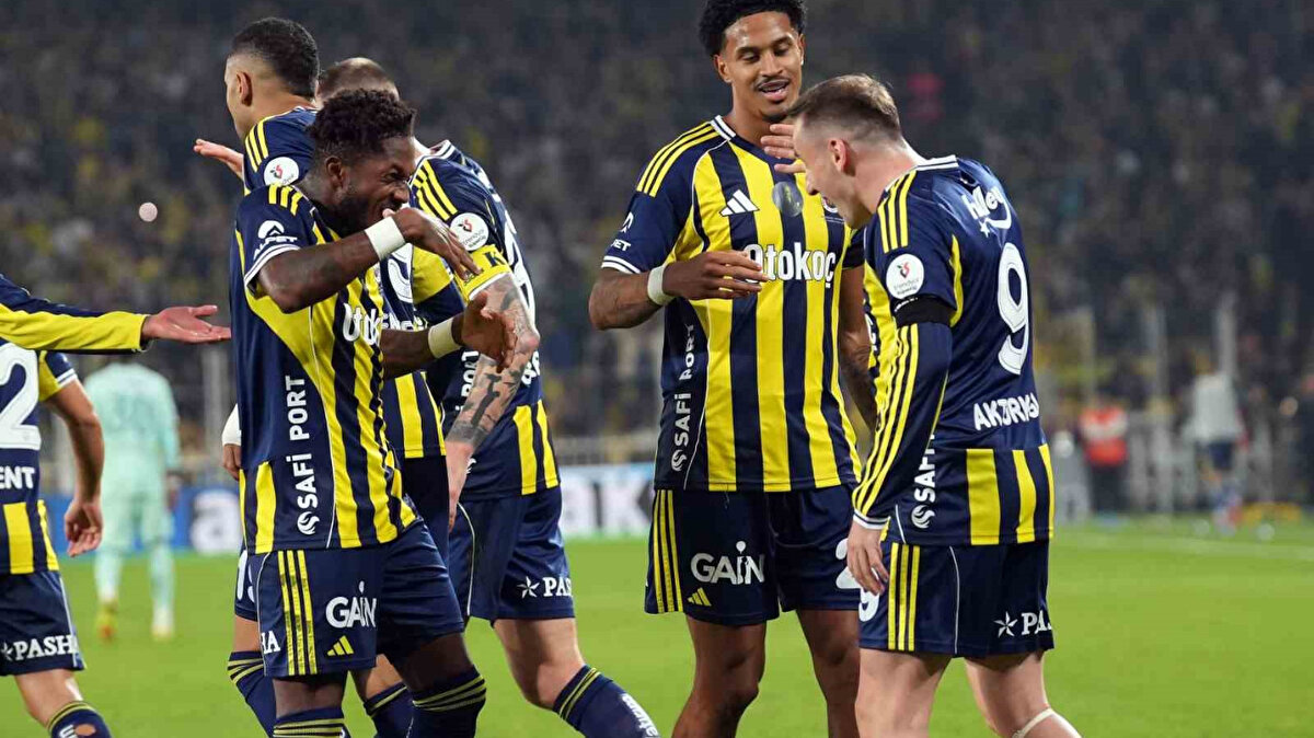 Burada da buranın kıymetini ona öğreten bir teknik direktör gördük; “Otur, oynatmıyorum.” dedi. Demek ki Fred empati yaptı, aynaya baktı. Bir buçuk ay önce kuvvetsizlikten sadece el kol hareketi yapan Fred’den, “Ben geliyorum.” diyen Fred’e dönüştü.<br><br> <br><br>Ben Szymanski'nin uzun vadede, devre arasında gideceğini düşünüyorum.<br><br> <br><br>Hocanın belli prensipleri var. “Onu oynamaya çalışıyorum, bazı oyuncuları oraya evireceğim.” diyor. Bunu %70 başardı. Fizik kaliteye bakıyorum; Fenerbahçe’nin fizik kalitesi yükseldi. Planlamayı da doğru yapıyor. Teknik direktörlük sadece “3-5-2, 4-4-2 oynatayım ve oyuncu tercihleri yapayım” değildir; maç maç planlama yaparak sezonu planlamaktır. Ben şu anda Tedesco’nun sezon planlamasını ve oyun anlayışının felsefesini beğeniyorum."