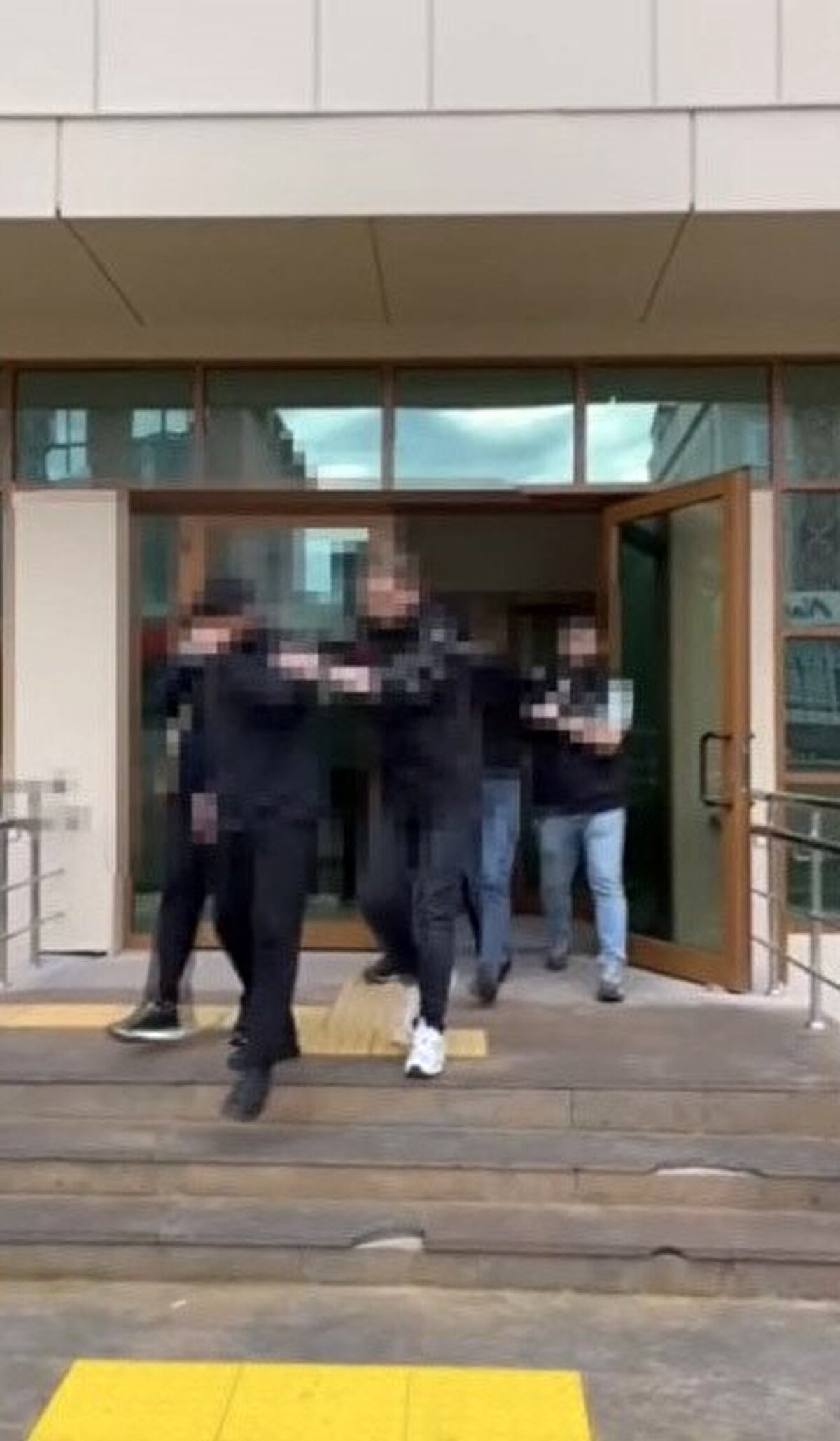 Güven timlerinin şüphelileri yakalama anı kamerada<br>Şüphelilerin mağazalara müşteri gibi girip kabinlerde ürünleri gizlice çaldıkları anlar ile güven timlerinin alışveriş merkezinde yaptıkları baskın anları güvenlik kameralarına yansıdı. Görüntülerde, şüphelilerin kabinlere girdiği anlar ve ekiplerin suçüstü yakaladığı anlar yer alıyor.