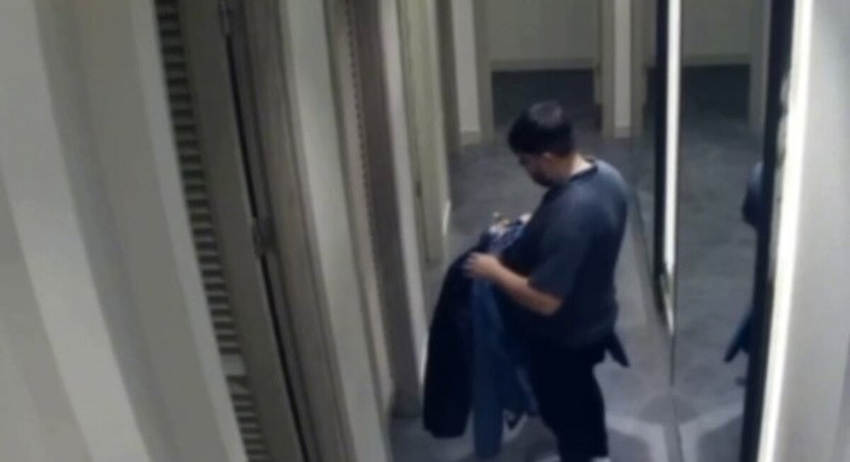 Ataşehir’de AVM’lerdeki mağazalara giderek kıyafet deneme bahanesiyle hırsızlık yapan 4 şüpheli, güven timleri ekiplerinin nefes kesen operasyonuyla yakalandı. Yaklaşık 1 milyon liralık vurgun yapan şebekenin mağazada hırsızlık yaptığı anlar ve ekiplerin operasyonu güvenlik kamerasına yansıdı.