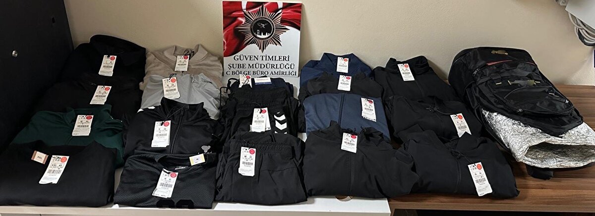 Mağazalardan 1 milyon liralık vurgun<br>Şüphelilerin kullandıkları araçta yapılan aramada, farklı mağazalardan çalındığı belirlenen çok sayıda giyim eşyası ele geçirildi. Yapılan incelemelerde mağazaların toplam maddi zararının 908 bin 930 lira olduğu tespit edildi. Emniyetteki işlemleri tamamlanan 4 şüpheli, "iş yeri ve kurumdan hırsızlık" ve "açıktan hırsızlık" suçlarından çıkarıldıkları mahkemece tutuklanarak cezaevine gönderildi.<br>