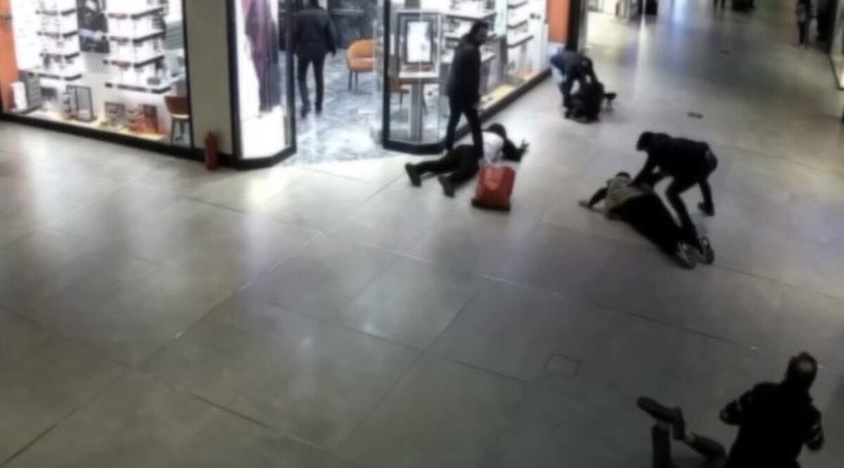 Şüphelilerin kabinlerde ürünleri üzerlerine giyip çantalarına koydukları anlar ile güven timlerinin operasyon anı güvenlik kameralarına yansıdı.