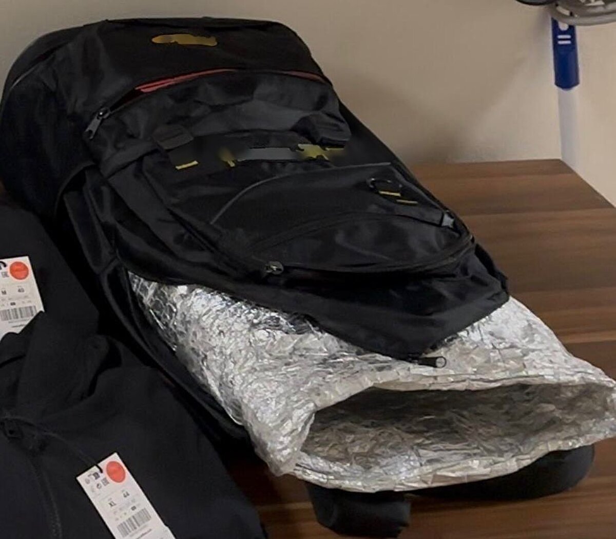 Edinilen bilgiye göre, Ataşehir’deki alışveriş merkezlerinde peş peşe yaşanan hırsızlık olayları üzerine Güven Timleri Şube Müdürlüğü C Bölge ekipleri kapsamlı bir çalışma başlattı. 88 saatlik kamera incelemesi ve 107 farklı güvenlik kamerasının analiz edilmesiyle son bir ayda yaşanan 5 hırsızlık olayının birbiriyle bağlantılı olduğu tespit edildi.<br>