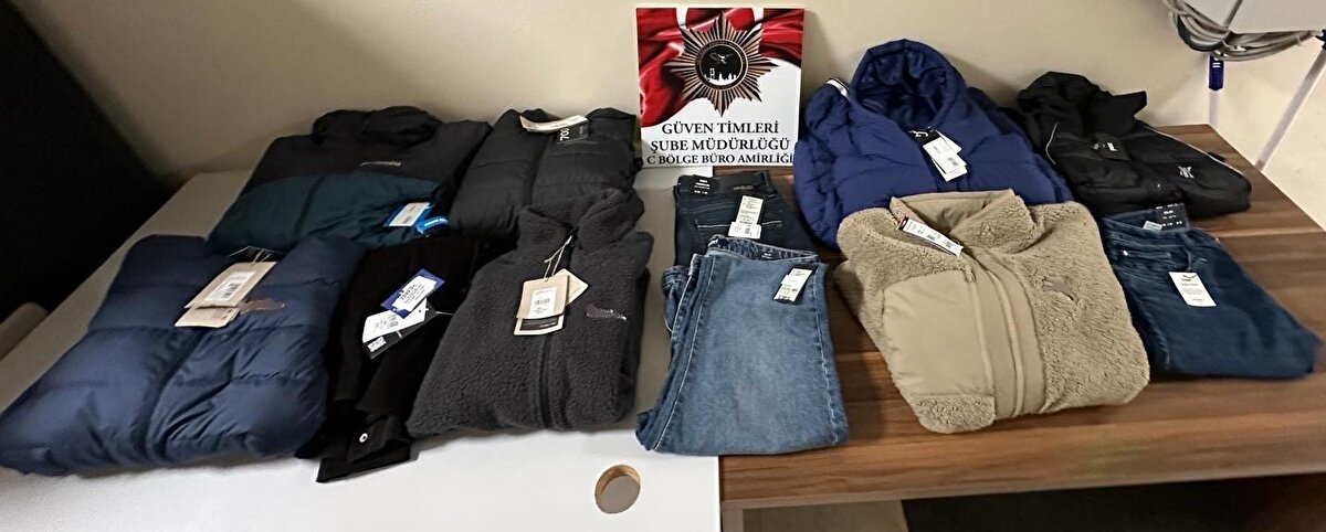 AVM’de nefes kesen suçüstü anı<br>Yapılan teknik ve fiziki takip sonucunda, hırsızlık olaylarını gerçekleştirdikleri belirlenen S.A., R.H., P.K. ve Y.S. isimli 4 şüpheli, 27 Ekim Pazartesi günü saat 19.00 sıralarında Ataşehir İçerenköy Mahallesi’nde bulunan bir alışveriş merkezinde suçüstü yakalandı. Şüphelilerin, kabinlerde deneme bahanesiyle ürünleri üzerlerine giydikleri, bazı ürünleri çantalarına koydukları ve alarmları sökmek için yanlarında getirdikleri kerpetenleri kullandıkları belirlendi.