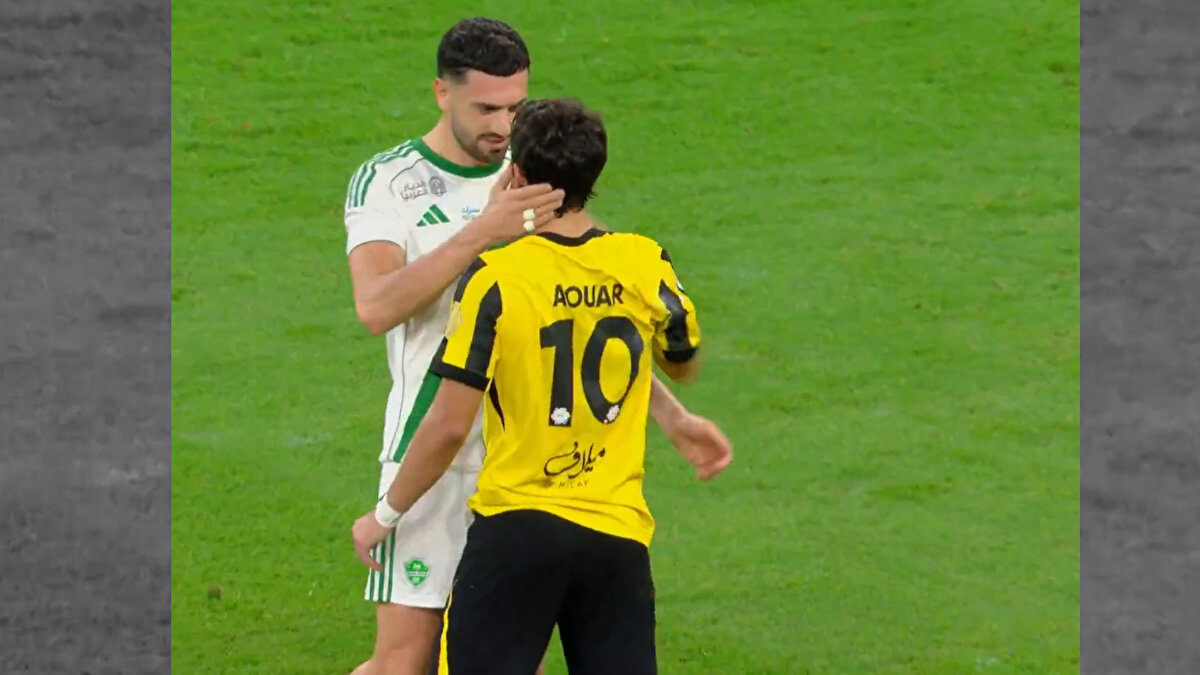 MERİH DEMİRAL - AOUAR ARASINDA GERGİNLİK <br><br>Maçın 30. dakikasında Al Ahli forması giyen milli yıldızımız Merih Demiral ile Al İttihad'ın yıldızı Houssam Aouar arasında gerginlik yaşandı. 