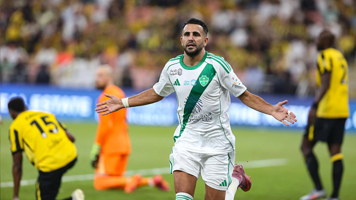 Yıldızlar topluluğu Al Ahli, rakibini Riyad Mahrez'in 56. dakikada kaydettiği golle 1-0 mağlup etmeyi başardı. 