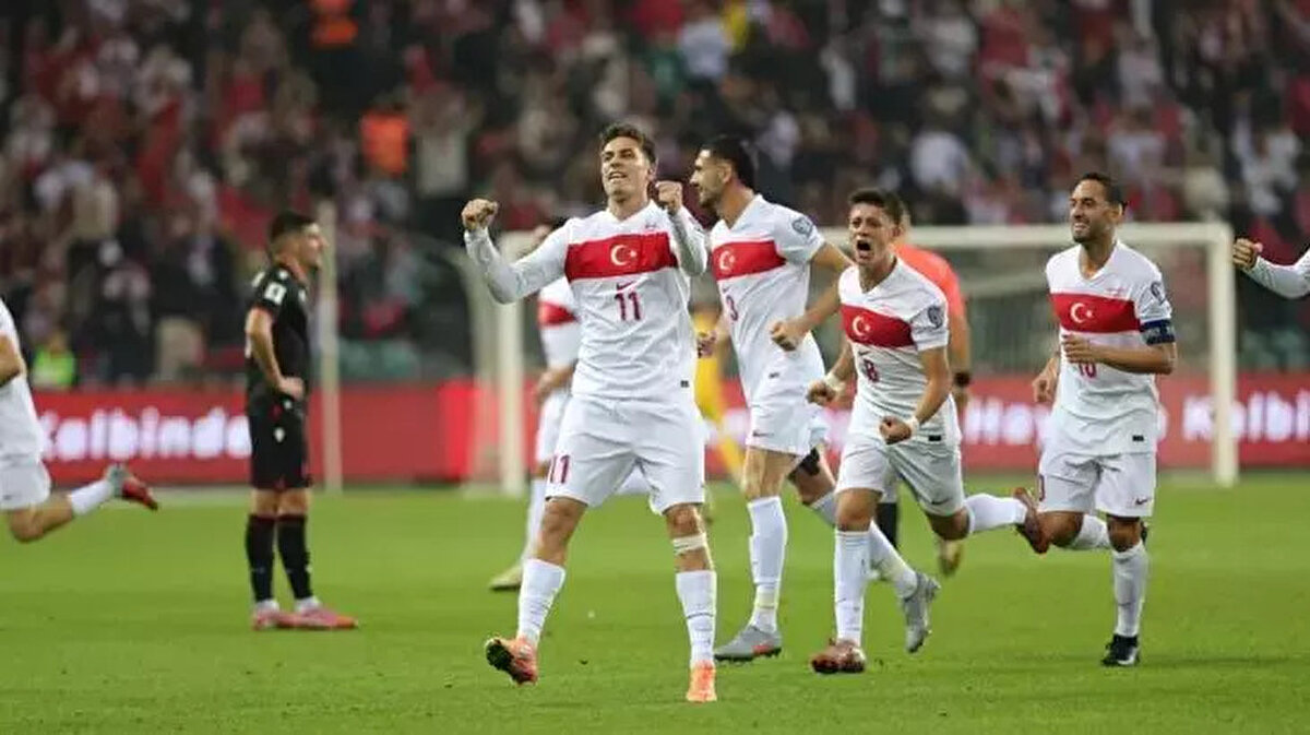 İLK MAÇTA TARİHİ FARK: 6-1<br><br>A Milli Takımımız, grubun ilk maçında Bulgaristan'a konuk olmuştu. Vasil Levski Ulusal Stadyumu'nda oynanan mücadeleyi Ay-Yıldızlılar 6-1'lik bir üstünlükle kazanmıştı.<br><br>Maçta galibiyeti getiren gollerimizi 11. dakikada Arda Güler, 49. dakikada Viktor Popov (kendi kalesine), 51. ve 56. dakikalarda Kenan Yıldız, 65. dakikada Zeki Çelik ve 90+3. dakikada İrfan Can Kahveci kaydetmişti.