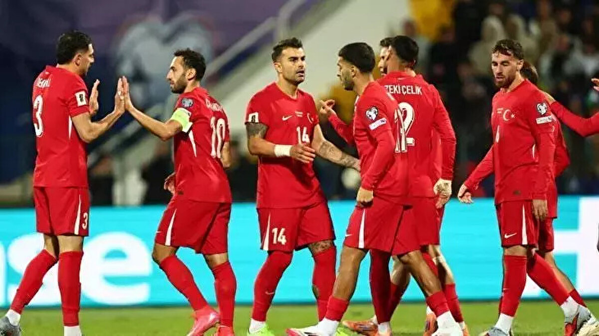 A Milli Futbol Takımımız, 2026 FIFA Dünya Kupası Avrupa Elemeleri E Grubu'ndaki kritik mücadelesinde Bulgaristan ile karşı karşıya geliyor. Bursa'da, taraftarımızın önünde oynanacak bu heyecan dolu maç için geri sayım başladı. Grupta ikinciliği büyük ölçüde garantileyen "Bizim Çocuklar", deplasmanda 6-1 mağlup ettiği rakibine karşı aynı tarifeyi uygulamayı hedefliyor. "Türkiye-Bulgaristan maçı ne zaman, saat kaçta, hangi kanalda?" sorularının yanıtını yoğun bir şekilde aratıyor. Maçın yayın bilgileri netleşti.