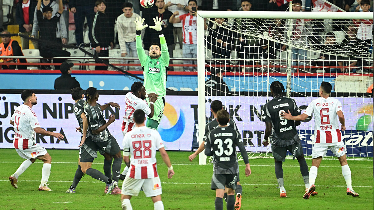 Trendyol Süper Lig'de Antalyaspor 3-1 mağlup eden Beşiktaş, milli araya moralli girdi. 