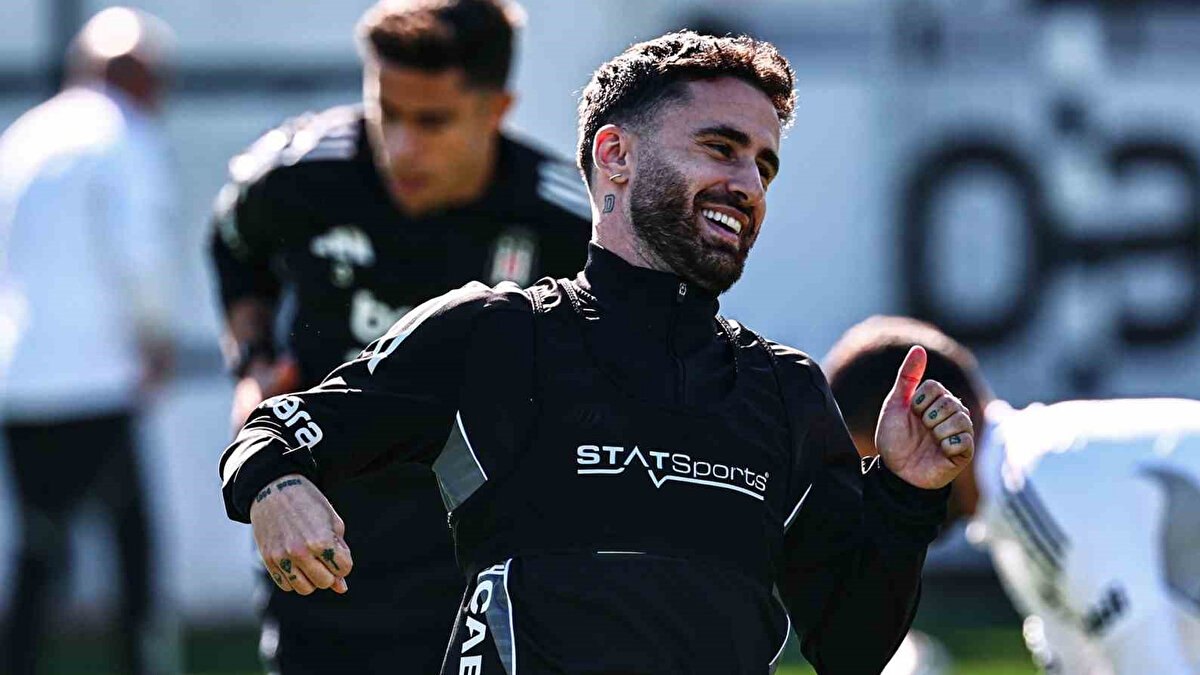 Bu sezon Beşiktaş formasıyla 10 maçta 5 gol ve 1 asist yapan Rafa Silva, istikrarsız bir performans çiziyor. Portekizli oyuncunun sözleşmesi 2027 yılında sona eriyor. 