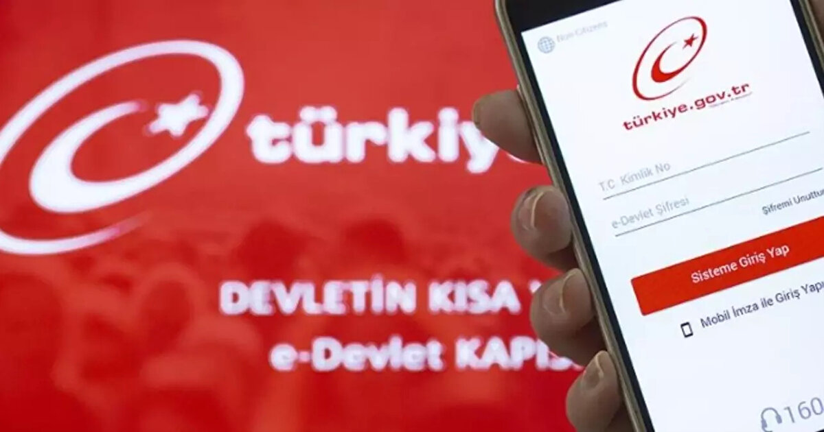 E-Devlet çöktü mü? Kullanıcılar hata ekranıyla karşılaşıyor<br><br>10 Kasım 2025 Pazartesi günü sabah saatlerinden itibaren e-Devlet’e giriş yapmaya çalışan kullanıcılar, “Sistemde yaşanan bir teknik aksaklık nedeni ile işleminiz tamamlanamadı. Lütfen daha sonra tekrar deneyiniz” uyarısıyla karşılaşıyor. Kısa sürede sosyal medyada “e-Devlet çöktü mü, sistem neden açılmıyor?” etiketleri gündem oldu.