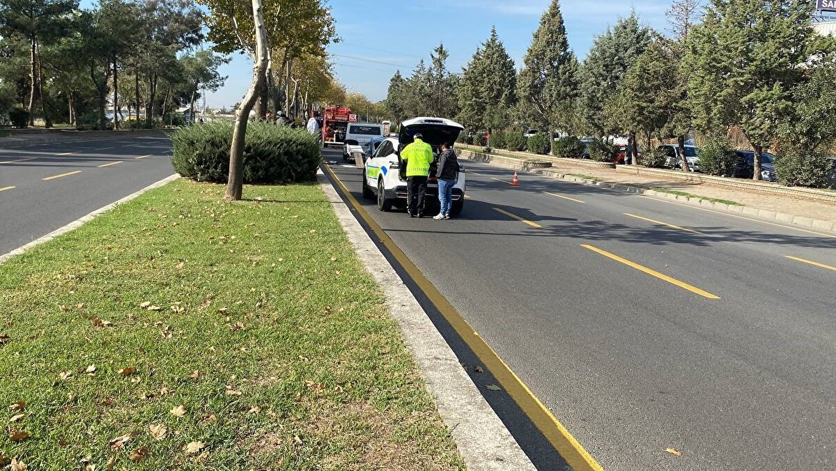 Yolda savrulan araç takla atarak ters döndü. Kazayı görenler durumu 112 Acil Çağrı Merkezi’ne bildirdi. İhbar üzerine bölgeye sağlık, polis ve itfaiye ekipleri sevk edildi. Kısa sürede olay yerine gelen polis ekipleri ikinci bir kazanın yaşanmaması için yolda önlem aldı. 