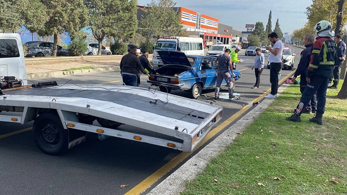 Aydın Büyükşehir Belediyesi İtfaiye Daire Başkanlığı ekipleri de sürücüyü araç içerisinden çıkarttı. 
