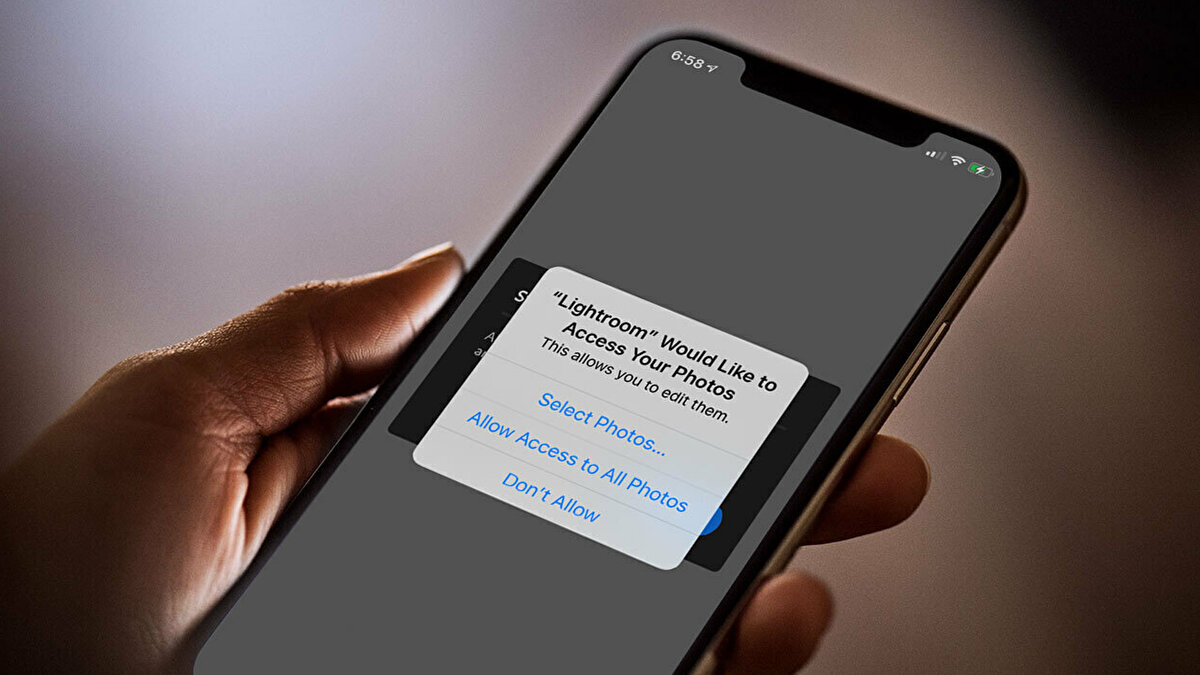 Uygulama paylaşım izinlerini gözden geçirin<br>Ayarlar → Gizlilik ve Güvenlik → alt bölümdeki uygulama paylaşımları<br>Örneğin Fotoğraflar için Drive/Notlar gibi uygulamalarda Sınırlı Erişim seçin; tarih/konum gibi fotoğraf meta verilerinin gereksiz yere paylaşılmasının önüne geçin. Aynı mantık Mikrofon, Kamera, Kişiler, Takvim için de geçerli.