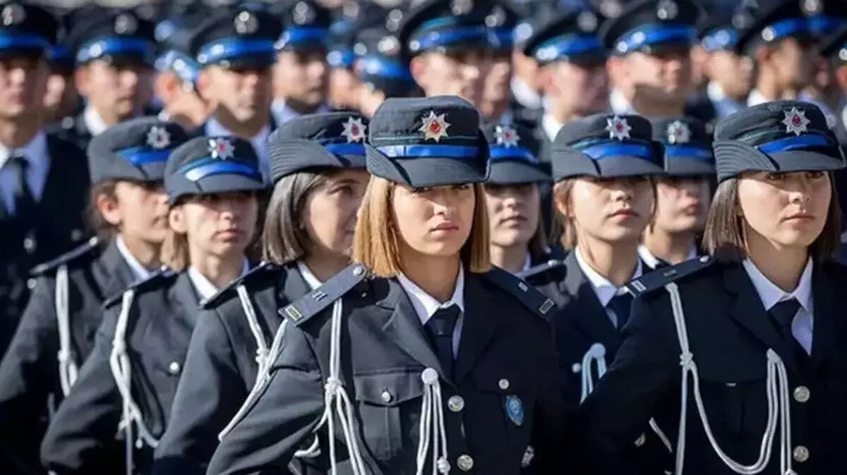 POMEM BAŞVURU ŞARTLARI NELER? (2025)<br>Dönem POMEM başvuru kılavuzunun yayınlanmasıyla birlikte KPSS taban puanı gibi kritik detaylar netleşecek olsa da, adaylarda aranan temel şartlar genel olarak şu şekildedir:<br><br>Vatandaşlık: T.C. vatandaşı olmak.<br><br>Eğitim: Lisans veya ön lisans mezunu olmak (veya YÖK tarafından denkliği kabul edilen yurt dışı kurumlardan mezun olmak).<br><br>KPSS Şartı: KPSS'de Bakanlıkça belirlenecek taban puanı almış olmak.<br><br>Geçen alımda lisans mezunları (P3) için 60,00 taban puanı,<br><br>Ön lisans mezunları (P93) için 65,00 taban puanı şartı aranmıştı.<br><br>Yaş Sınırı: Sınavın yapıldığı yılın 01 Ocak tarihi itibarıyla 30 yaşından gün almamış olmak (18 yaşını tamamladıktan sonra yapılan yaş düzeltmeleri dikkate alınmaz).