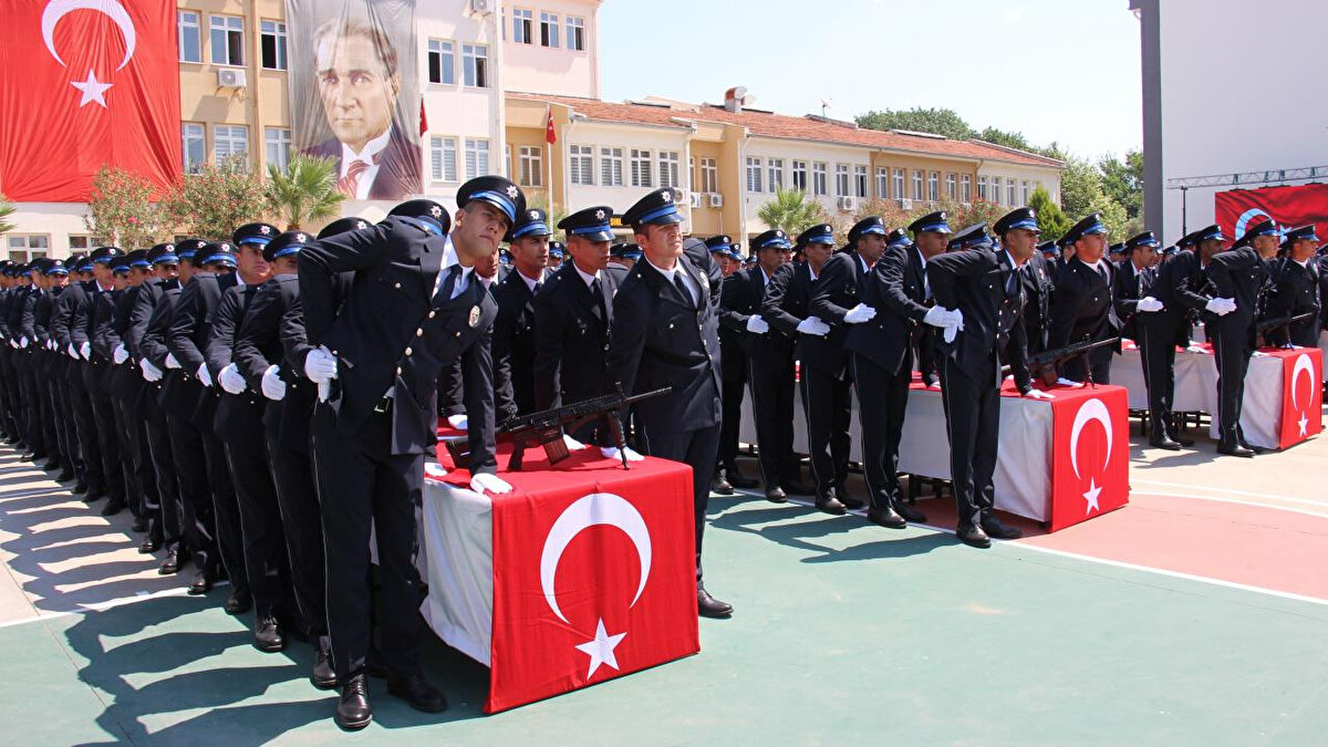 Polis alımı süreci; ön başvuru, fiziki yeterlilik parkuru, mülakat ve sağlık kontrolleri gibi aşamalardan oluşuyor. Başvuru sonuçları ve tüm duyurular Polis Akademisi'nin resmi internet sitesi olan www.pa.edu.tr adresinden takip edilecek.