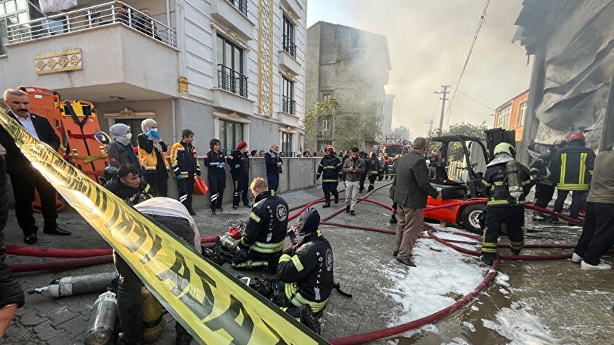 "Patron olay günü geldi, öyle gördü gitti"<br><br>İş yeri sahibinin her gün tesise geldiğini vurgulayan Aras, "Cumartesi günleri saat 09.00’da geliyordu. Olay günü geldi, öyle gördü gitti. Hep 09.00 olunca geliyordu bizim başımıza. Gece gündüz hep bizleydi. Oğlu gelmiyordu. Oğlu ara sıra babasının yanına geliyordu" ifadelerini kullandı.