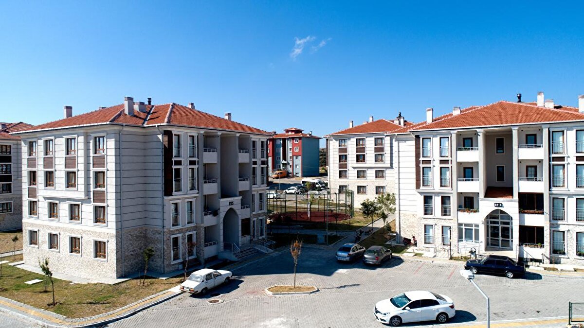 81 ilin tamamında yapılacak 500 bin sosyal konutun dağılımı da açıklandı. Buna göre;<br>İstanbul’da 100 bin, Ankara’da 30 bin 823, İzmir’de 21 bin 20, Bursa’da 17 bin 225 ve Konya’da 15 bin konut inşa edilecek.
