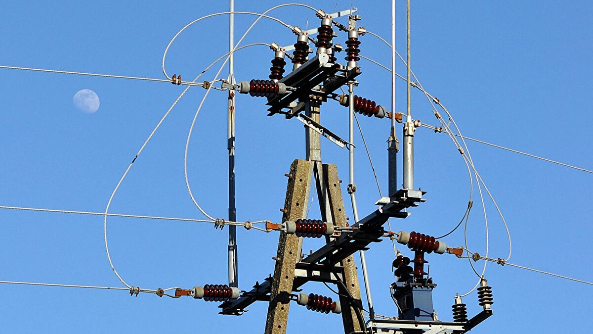 İstanbul’da 11 Kasım Salı günü büyük elektrik kesintisi<br><br>İstanbul genelinde 11 Kasım 2025 Salı günü elektrik kesintileri uygulanacak. AYEDAŞ ve BEDAŞ, bakım, onarım ve yatırım çalışmaları kapsamında bazı bölgelerde geçici enerji kesintisi yapacaklarını duyurdu. Elektrik kesintileri hem Anadolu Yakası’nda hem de Avrupa Yakası’nda farklı saat aralıklarında gerçekleşecek.<br><br>Anadolu Yakası’ndaki planlı kesintilerden AYEDAŞ, Avrupa Yakası’ndakilerden ise BEDAŞ sorumlu olacak. Kesintilerden etkilenecek mahalle ve sokaklar, ilgili kurumların resmi internet sitelerinde güncel olarak paylaşılıyor.