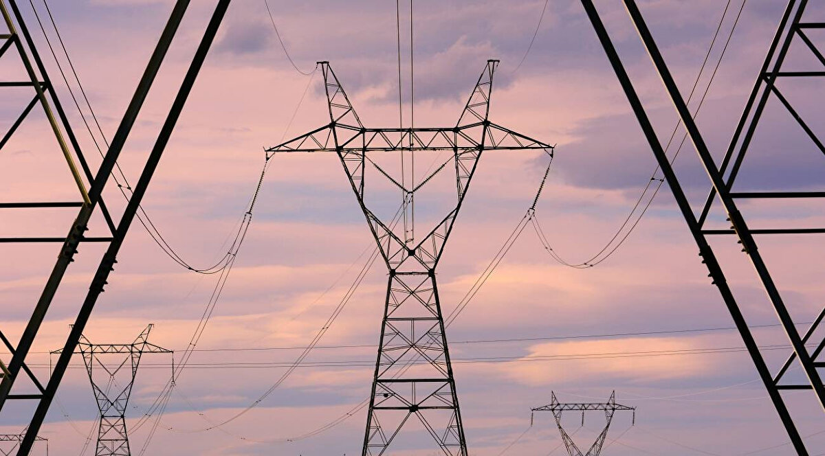 BEDAŞ elektrik kesintisi (Avrupa Yakası)<br><br>Avrupa Yakası’nda enerji tedariki ve arıza yönetimi BEDAŞ tarafından sağlanıyor. 11 Kasım Salı günü uygulanacak planlı kesintiler www.bedas.com.tr<br> adresinde “Planlı Kesintiler” sekmesinde yayınlandı. Vatandaşlar ayrıca BEDAŞ mobil uygulaması veya 186 numaralı arıza hattı üzerinden kesinti bilgilerine ulaşabilir.<br><br>Kesinti yaşanacak ilçeler arasında:<br><br>Esenyurt<br><br>Başakşehir<br><br>Avcılar<br><br>Bağcılar<br><br>Bahçelievler<br><br>Küçükçekmece<br><br>Fatih<br><br>Eyüpsultan<br><br>yer alıyor. BEDAŞ tarafından yapılan açıklamaya göre, çalışmalar sırasında enerji güvenliği nedeniyle geçici kesintiler uygulanacak ve çalışmalar tamamlanır tamamlanmaz elektrikler yeniden verilecek.