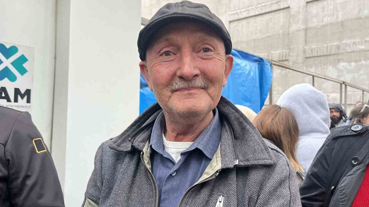 "Kuyruğa girdik, çıkarsa şansımıza"<br><br>Sabah saat 09.00’da kuyruğa giren ve 14.30 sıralarında hala sıra bekleyen 58 yaşındaki Ergün Coşkun, "Ev için bekliyoruz işte. Kuyruğa girdik, çıkarsa şansımıza. Deneyeceğiz bakalım. Bayağı bir kuyruk var, 1 kilometreye yakın gibi. İnşallah çıkar, umutluyuz. Umut biterse hayat bitermiş. Bütün insanları buraya yönlendirmişler, gördüğünüz üzere büyük bir sıkıntı oluyor. İçerideki işlemler yavaş mı ilerliyor, bilmiyorum. İçeriyi göremiyorum ki. Halkı bölseler daha iyiydi değil mi?" dedi.