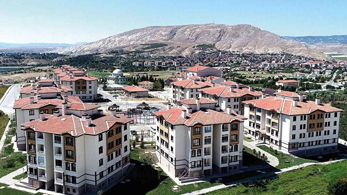 Cumhuriyet tarihinin en büyük sosyal konut hamlesi olduğu belirtilen ’Yüzyılın Konut Projesi’ne başvurular başladı. Başvuru sürecinde yoğunluk yaşanmaması amacıyla kimlik numarasının son rakamına göre aşamalı başvuru sistemi uygulandı. Ancak bu uygulama yoğunluğun önüne geçemedi. Eskişehir’de Sakarya-1 Caddesi’nde bulunan bir şubenin önünde sabahın erken saatlerinden itibaren yüzlerce metre kuyruk oluştu. Toplu Konut İdaresi Başkanlığı (TOKİ) güvencesiyle ev sahibi olmak için saatlerce sıra bekleyen vatandaşlar, projeyle ilgili memnuniyet duyduklarını ifade etti. Öte yandan, kuyrukta zaman zaman gergin anların da yaşandığı görüldü.