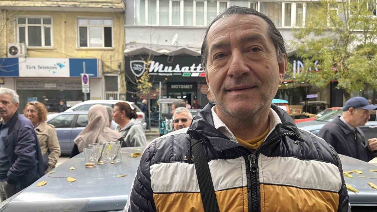 Engin Sert ise, "Sabah 07.00’dan beri bekliyorum. Burada TOKİ kuyruğu var. İşlemler biraz yavaş gidiyor. Çok kalabalık, 20-30 metre kuyruk var" şeklinde konuştu.<br>Dar gelirli vatandaşlara uygun şartlarda ev sahibi olma imkanı sunulması amacıyla Türkiye genelinde 500 bin konutun inşa edileceği projeye başvurular 19 Aralık’ta sona erecek.