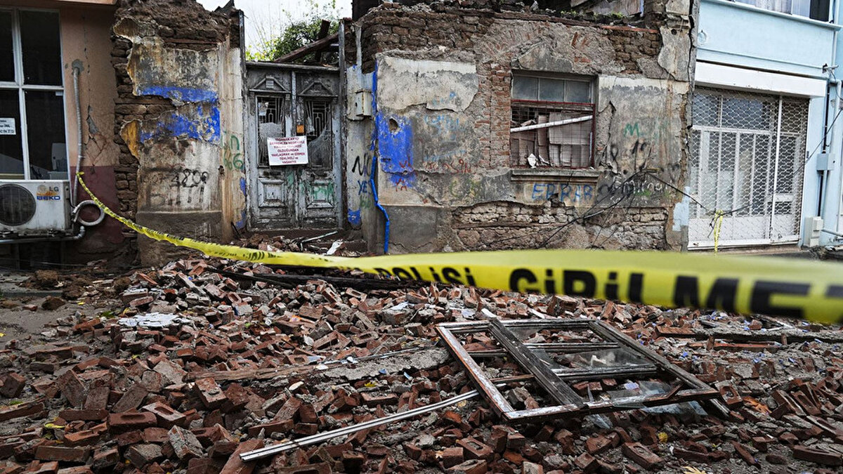 Üşümezsoy, bölgedeki artçı sarsıntıların sayısının fazla olmasının doğal olduğunu, ancak bunun bir “öncü deprem” anlamına gelmediğini söyledi.<br><br>“Çok sayıda artçı olması önemli değil. Eğer depremler tek bir fay hattı üzerinde dizilseydi tehlike yaşanabilirdi. Ancak burada kırılmış küçük faylar söz konusu. Bu da enerjinin kontrollü biçimde boşaldığını gösteriyor.” dedi.