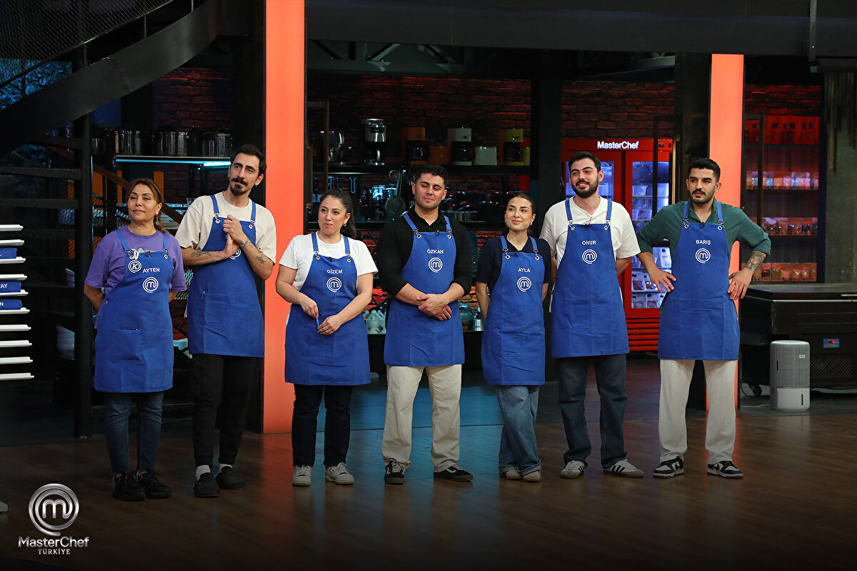 MASTERCHEF YENİ TAKIMLAR NASIL OLDU? (9 KASIM 2025)<br><br>Kaptanların belirlenmesinin ardından iki kaptan da sırayla yarışmacı seçerek takımlarını oluşturdu. İşte Ayten ve Sümeyye'nin kaptanlığındaki yeni Mavi ve Kırmızı Takım kadroları:<br><br>MAVİ TAKIM 🔵<br>Ayten (Kaptan)<br><br>Sezer<br><br>Gizem<br><br>Özkan<br><br>Ayla<br><br>Onur<br><br>Barış