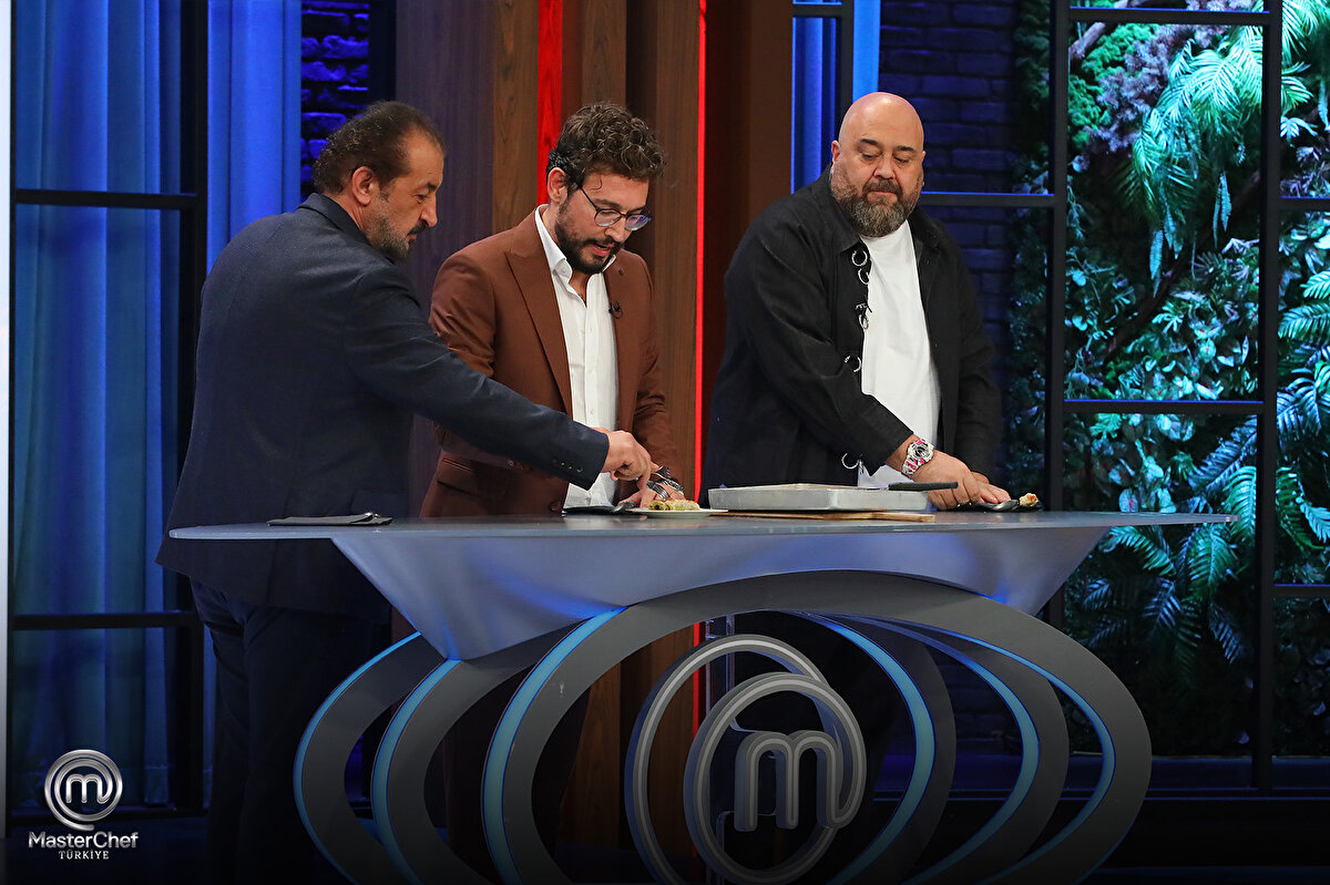 TV8'in fenomen yarışma programı MasterChef Türkiye'de yeni hafta kaptanlık oyunu ile başladı. 9 Kasım Pazar akşamı, Çağlar'ın elenmesinin ardından takımlar yeniden kuruldu. Peki, MasterChef Mavi Takım Kaptanı kim oldu? Kırmızı Takım Kaptanı kim? İşte 9 Kasım MasterChef Mavi ve Kırmızı Takım yarışmacıları...