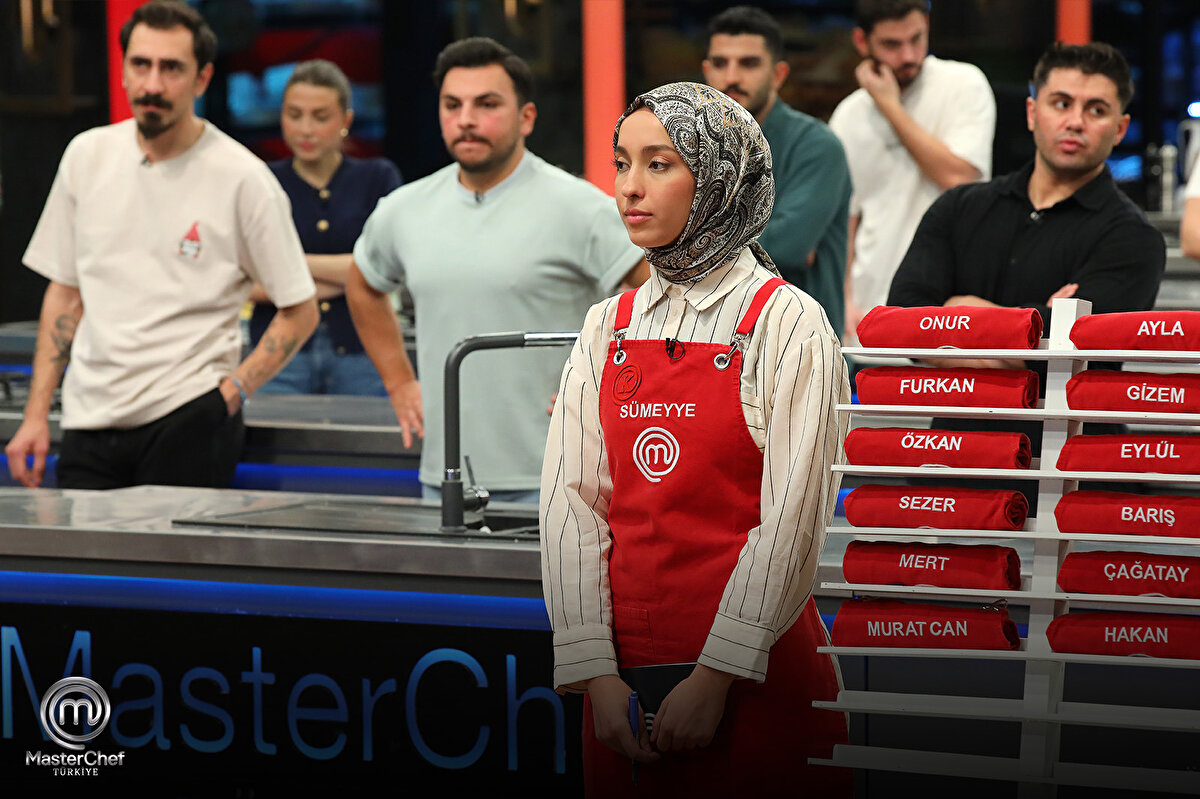 MASTERCHEF KIRMIZI TAKIM KAPTANI KİM OLDU?<br><br>Mavi Takım kaptanı olan Ayten, stratejik bir hamle yaparak Kırmızı Takım kaptanı olarak Sümeyye'yi seçti. Böylece bu haftanın kaptanları Ayten ve Sümeyye olarak belirlendi.
