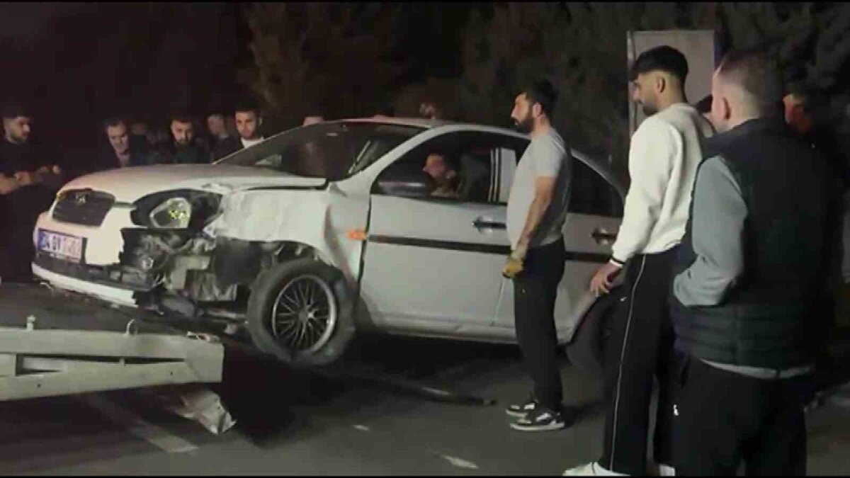 Kaza, Gebze ilçesi Arapçeşme Mahallesi Terminal Caddesi’nde meydana geldi. Edinilen bilgiye göre, sürücü ismi öğrenilemeyen 41 P 4570 plakalı işçi servisi ile Eren K. idaresindeki 34 GV 7493 plakalı otomobil aynı istikamette seyrederken çarpıştı.