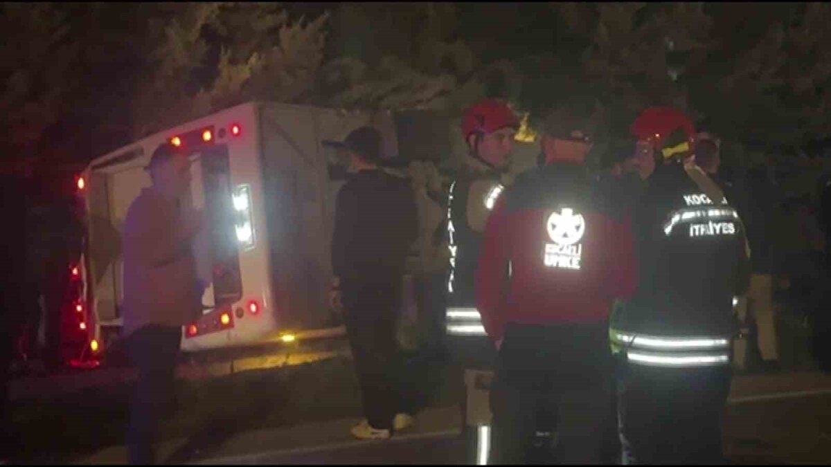 Meydana gelen kazada fabrika işçilerini taşıyan midibüs devrildi. Kazayı gören vatandaşlar 112 Acil Çağrı Merkezi’ne haber verdi.