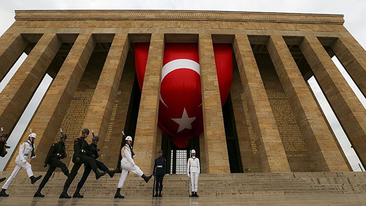 Gazi Mustafa Kemal Atatürk, vefatının 87. yıl dönümünde, 10 Kasım 2025 Pazartesi günü tüm yurtta törenlerle anılacak. Her yıl olduğu gibi bu yıl da saatler 09.05'i gösterdiğinde sirenler eşliğinde 2 dakikalık saygı duruşunda bulunulacak. Milyonlarca çalışan ve veli ise Pazartesi gününün idari tatil olup olmadığını merak ediyor. "Bugün resmi tatil mi?" sorusu, günün en çok aratılan konuları arasında yer alıyor.