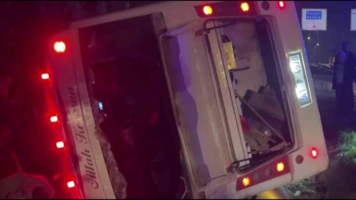 İhbar üzerine olay yerine gelen sağlık ekipleri, serviste bulunan biri ağır toplam 8 yaralıyı ilk müdahalenin ardından hastaneye kaldırdı. <br>.<br>Polis kazayla ilgili inceleme başlattı.